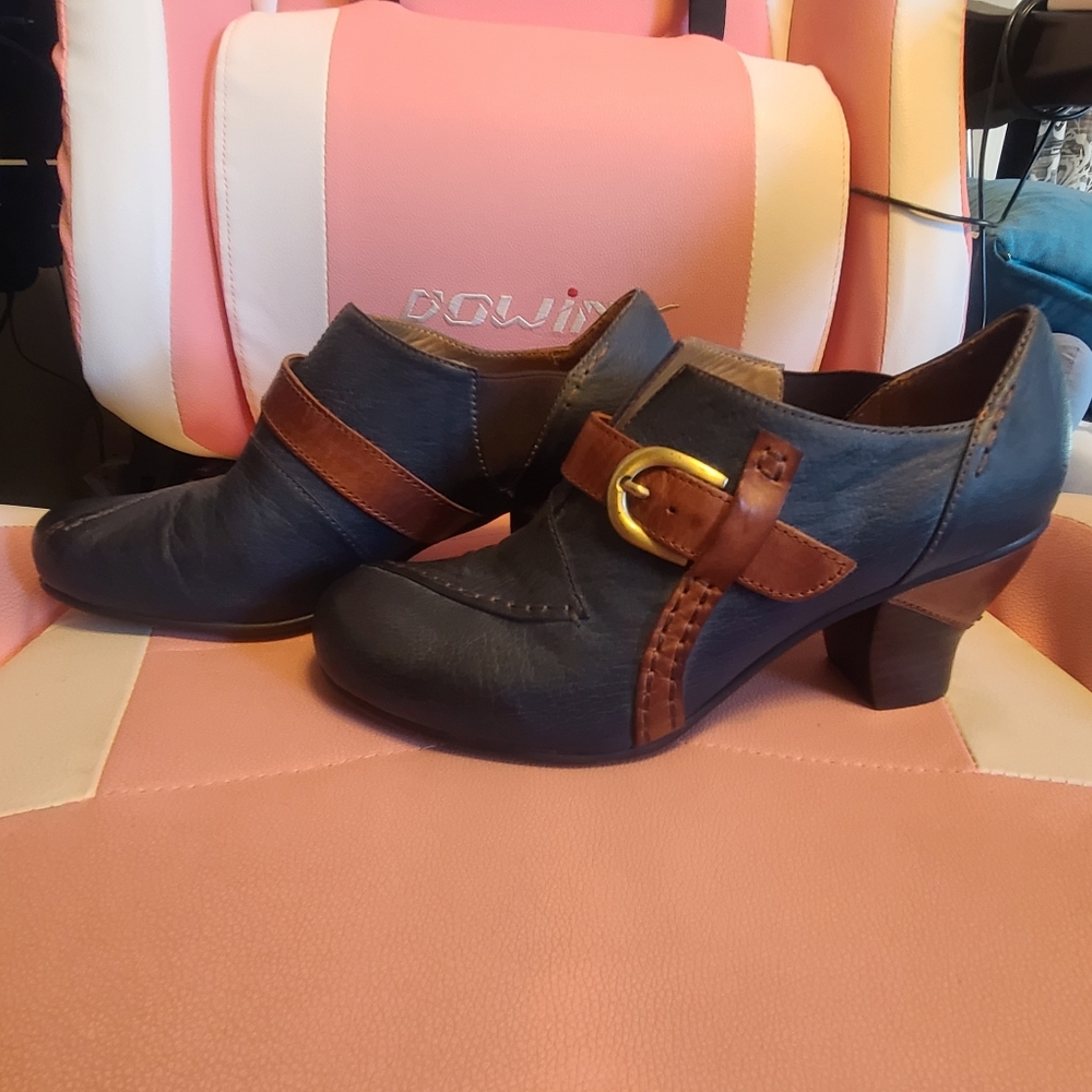 Stylish Blue and Brown Leather Mules
